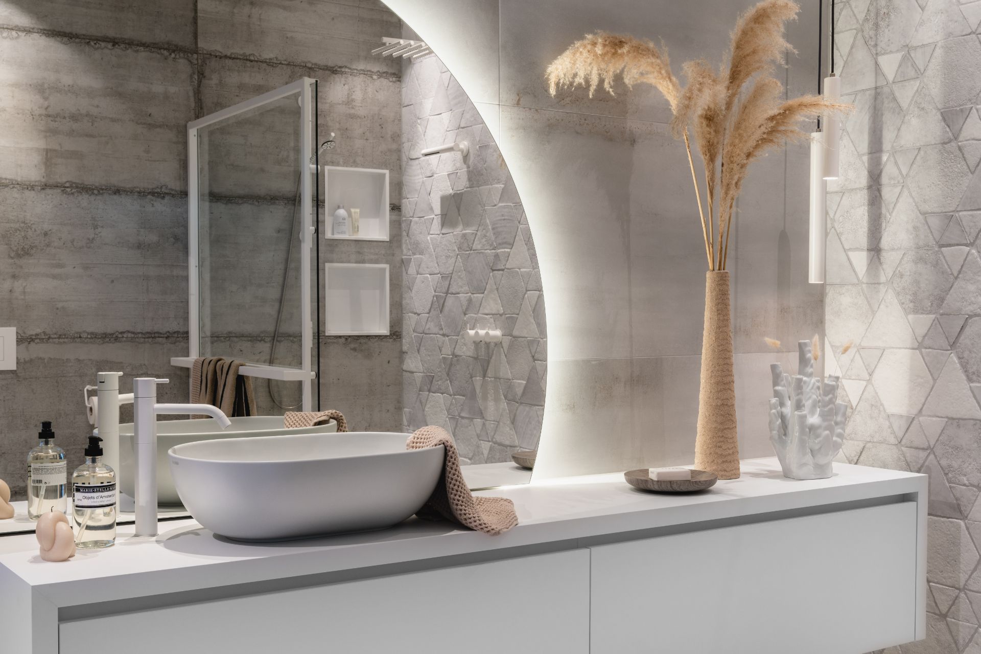 Foto: ultieme witte badkamer met prachtige tegels   eerste kamer badkamers   004