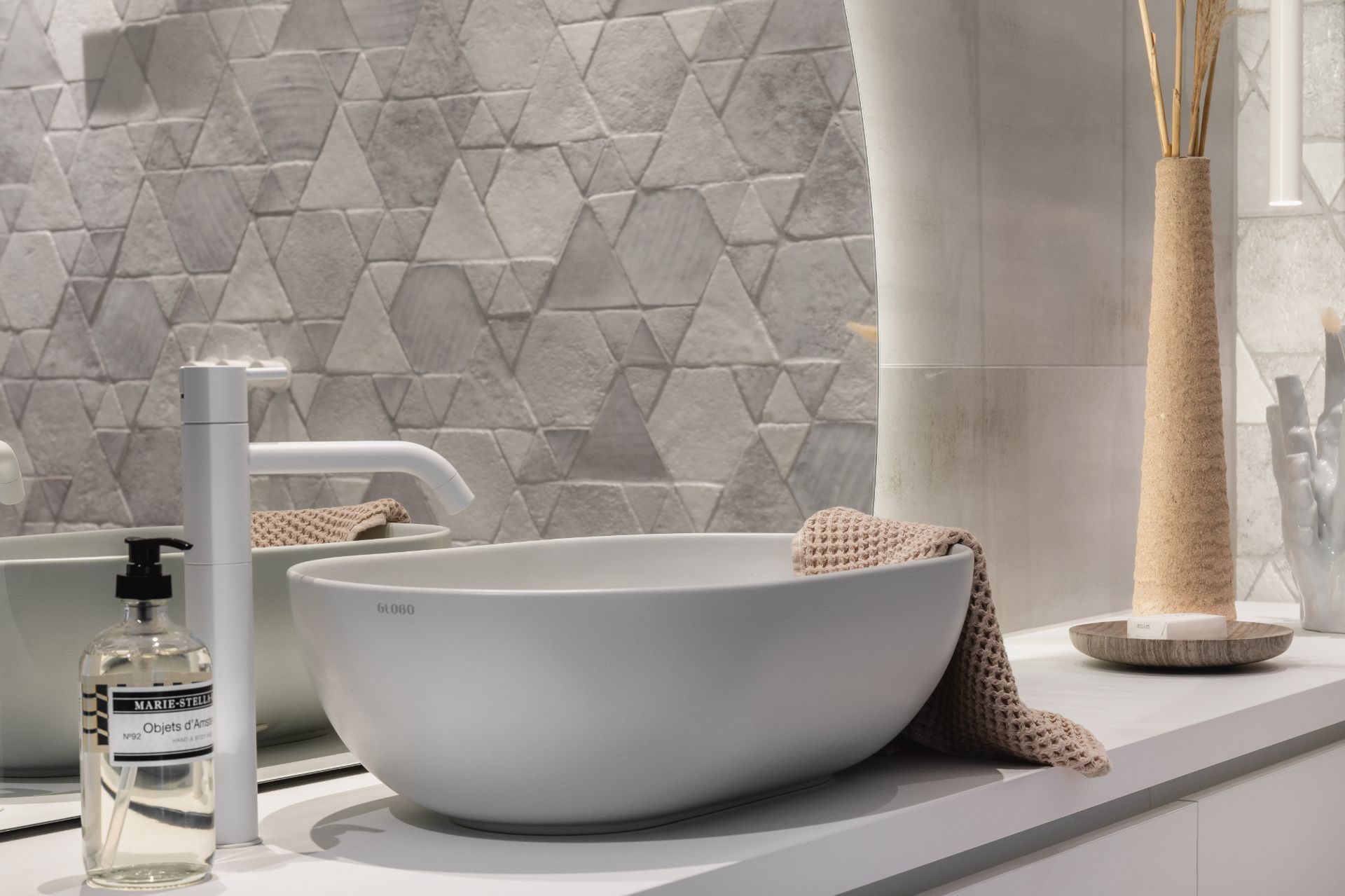 Foto: ultieme witte badkamer met prachtige tegels   eerste kamer badkamers   005