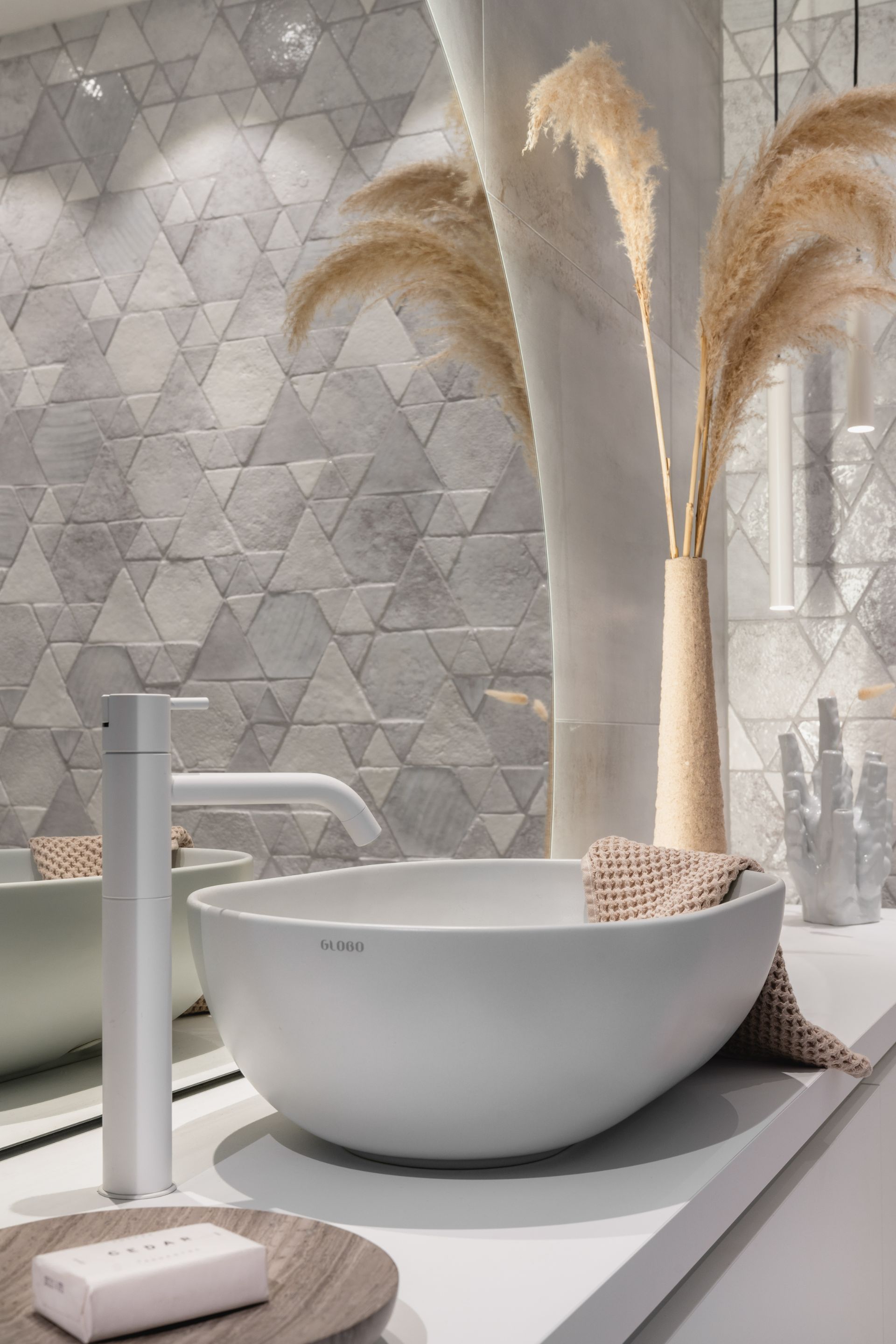 Foto: ultieme witte badkamer met prachtige tegels   eerste kamer badkamers   006