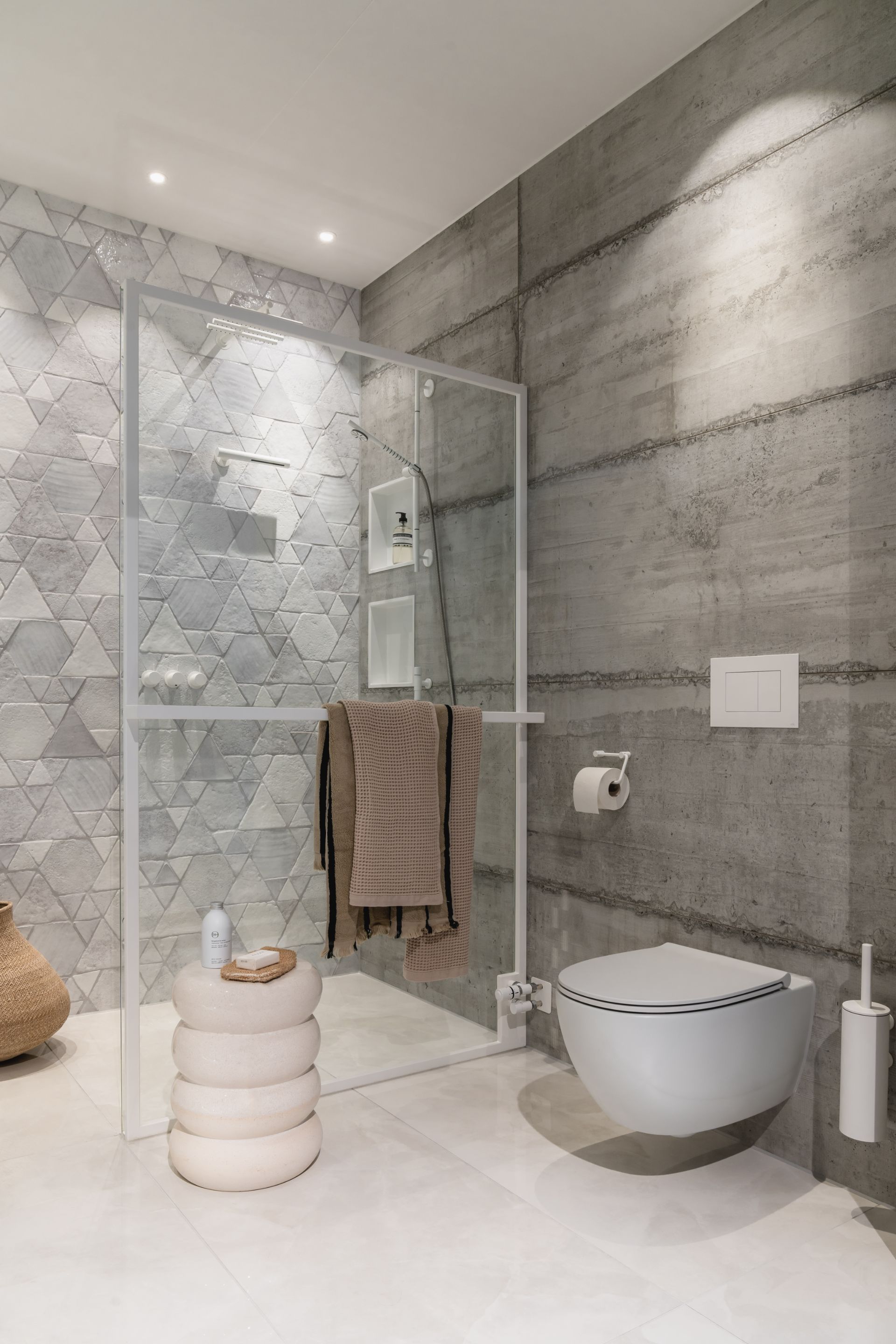 Foto: ultieme witte badkamer met prachtige tegels   eerste kamer badkamers   008
