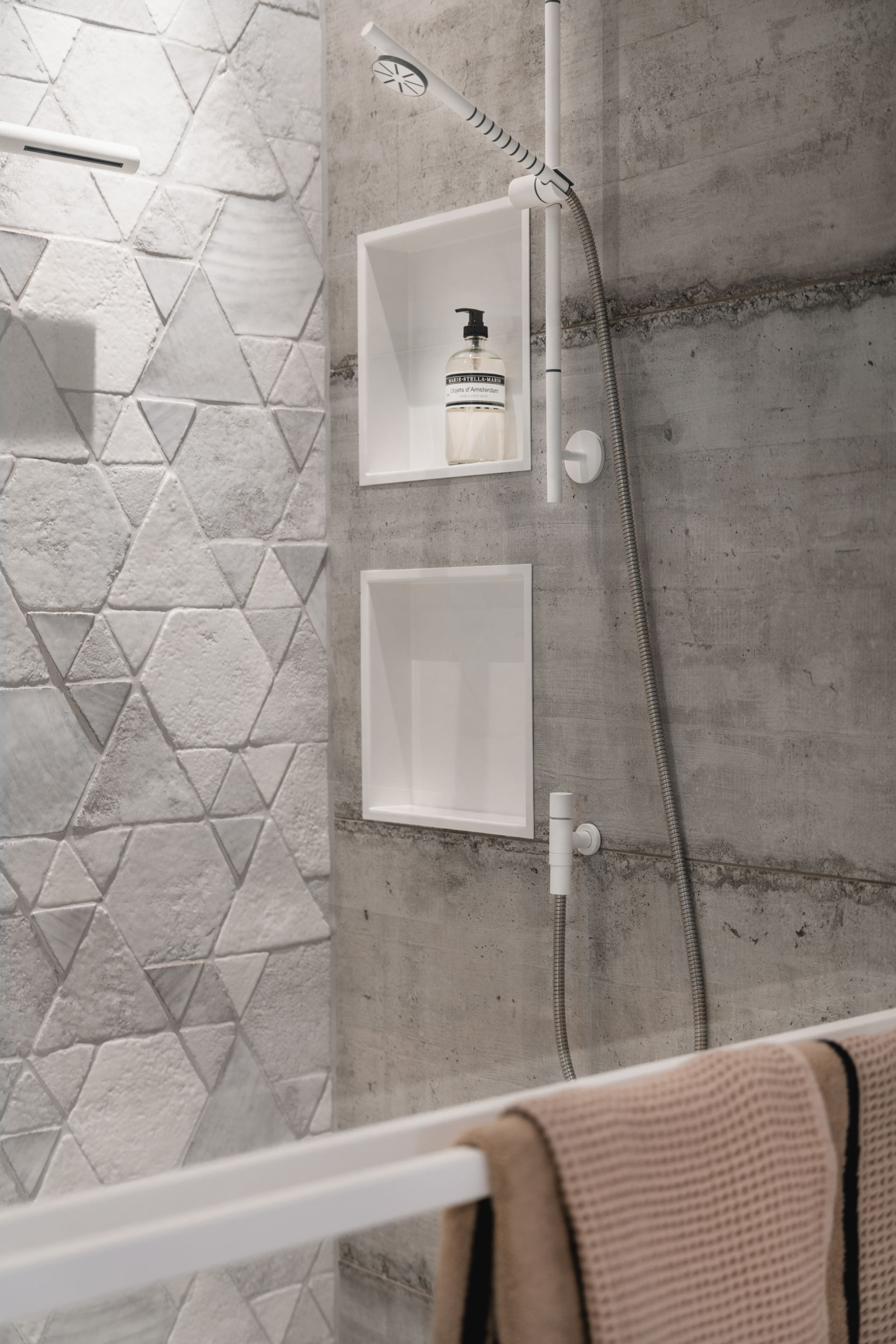 Foto: ultieme witte badkamer met prachtige tegels   eerste kamer badkamers   010