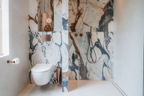 Foto : Luxe badkamer met halfronde douchewand