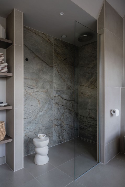 Foto : Tijdloze badkamer in aardetinten