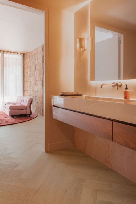 Foto : Roze marmeren toiletruimte
