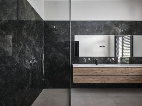 Foto : Een badkamer met een moderne uitstraling