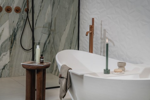 Foto : Marmerlook en notenhout in je badkamer