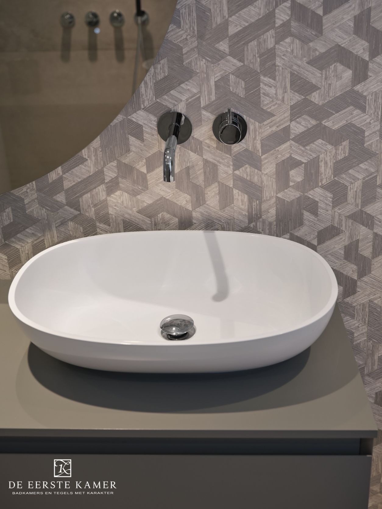 Foto: waskom met behang op de muur