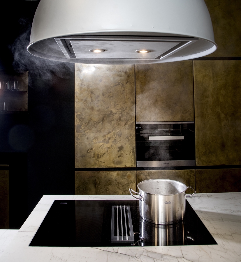 Foto: Afzuiglamp en bladafzuiging handgemaakte keuken