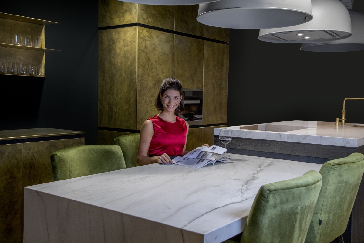 Foto: Gebrand eiken eiland voorzien van marmeren werkblad en afzuiglamp