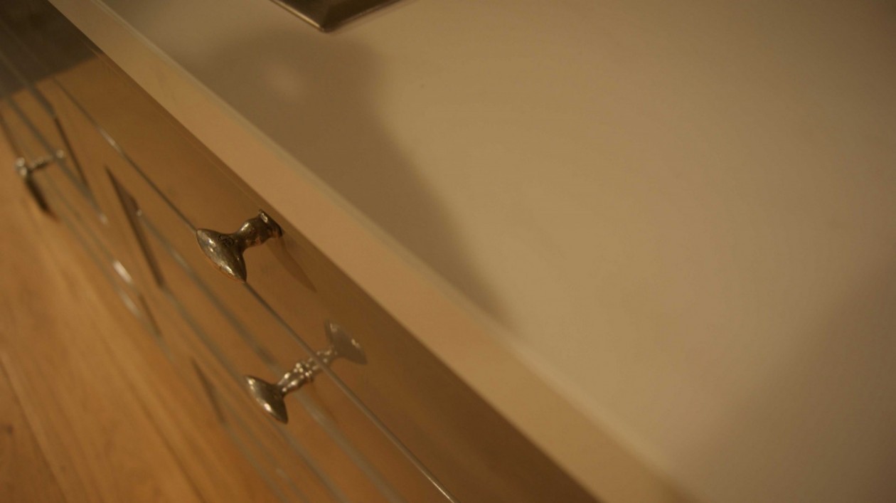 Foto: w3 Strijklak front met knop Dauby handgemaakte keuken keukens op maat Apeldoorn JACOB 1600x898