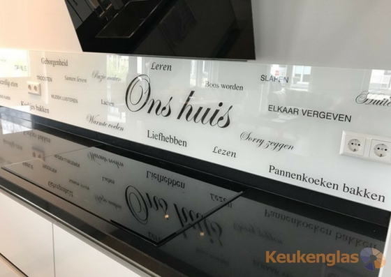 Foto: Abcoude wit afbeelding met tekst