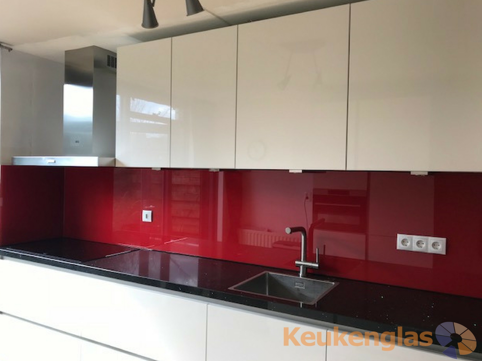 Foto: Achterwand rood glas met witte keuken