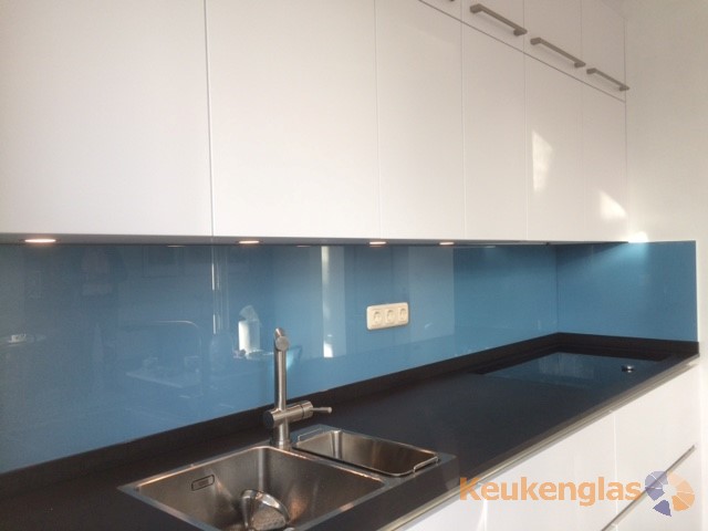 Foto: Blauwe keuken achterwand kleur RAL 5024