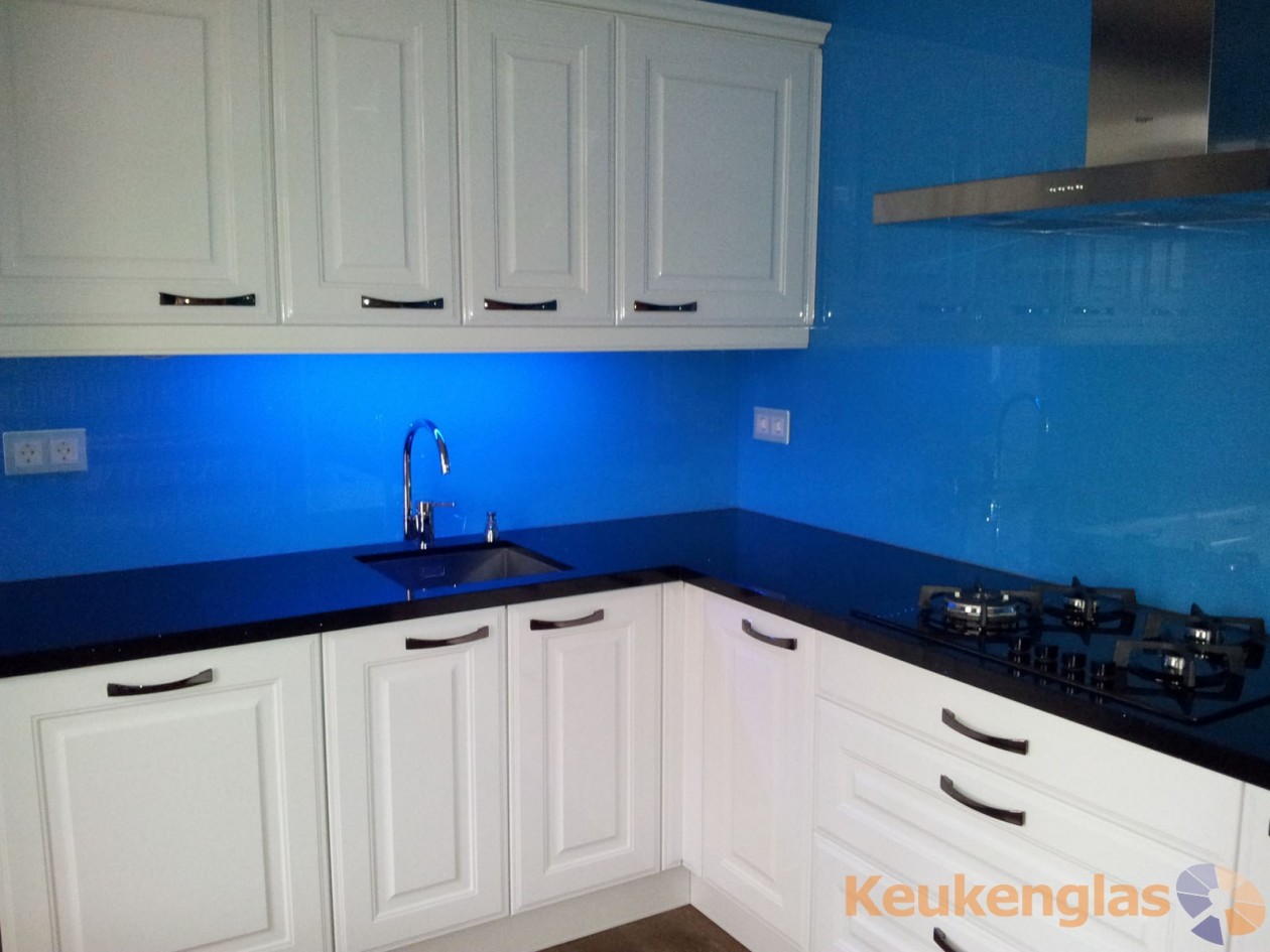 Foto: w3 Blauwe keuken achterwand van glas Venlo