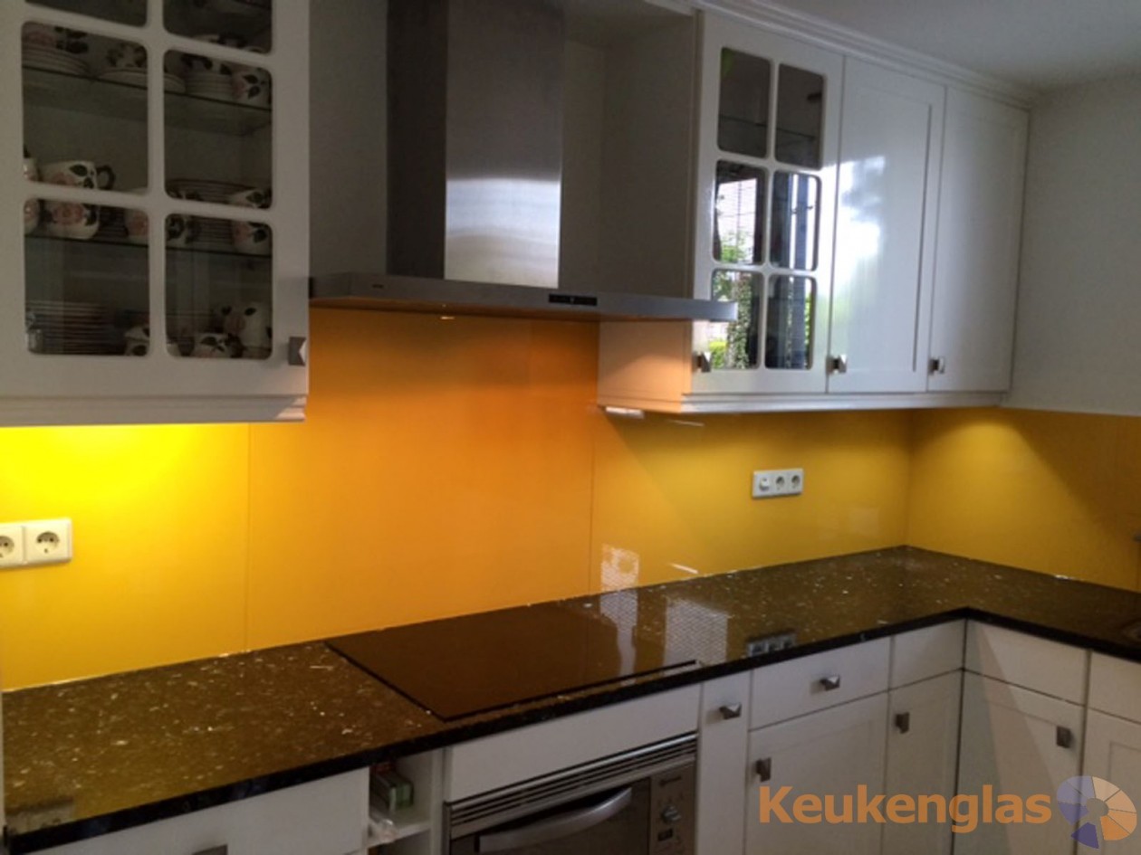 Foto: w3 Gele keuken glaswand Helmond