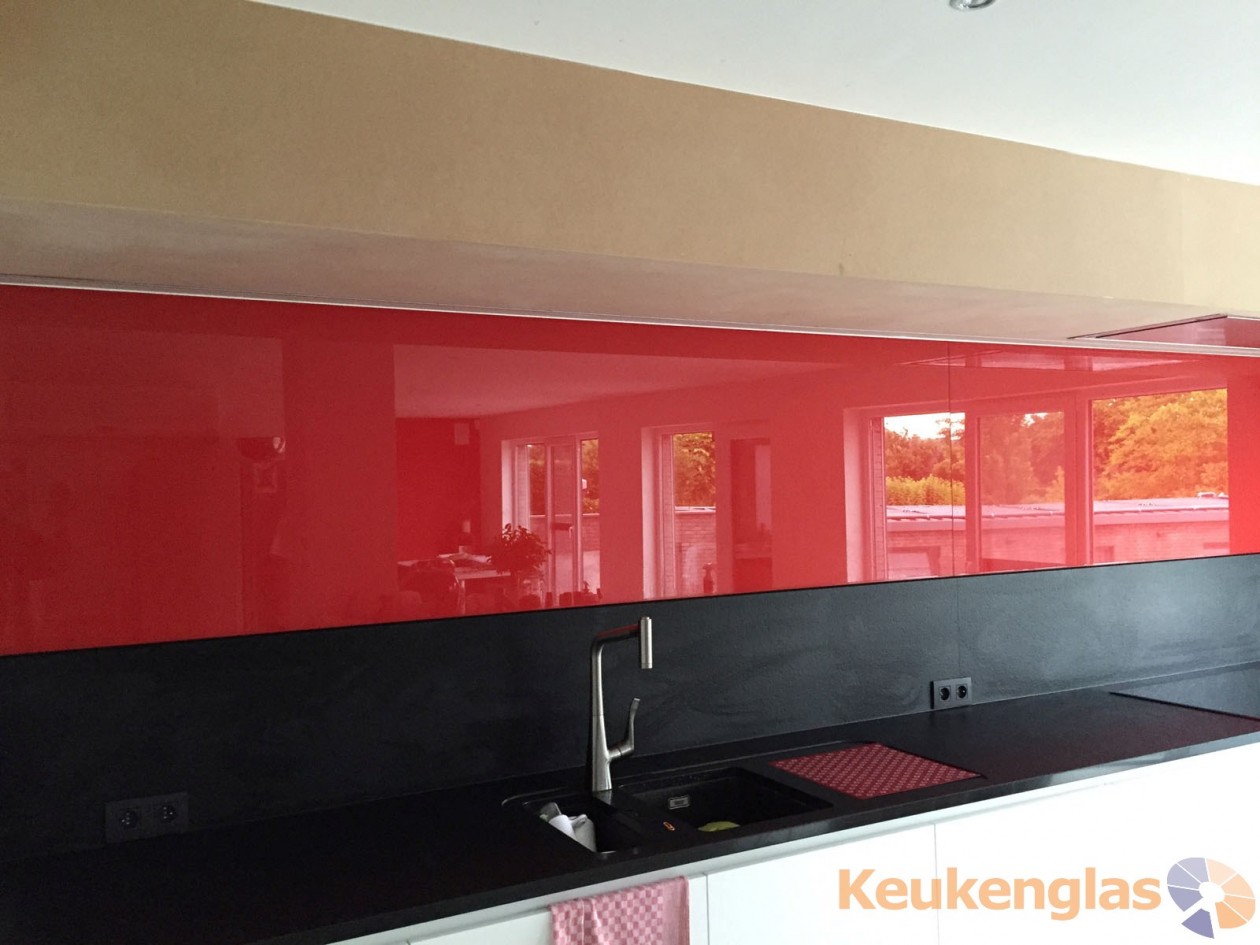 Foto: w3 Rode keuken achterwand Diest Belgie verlichting uit