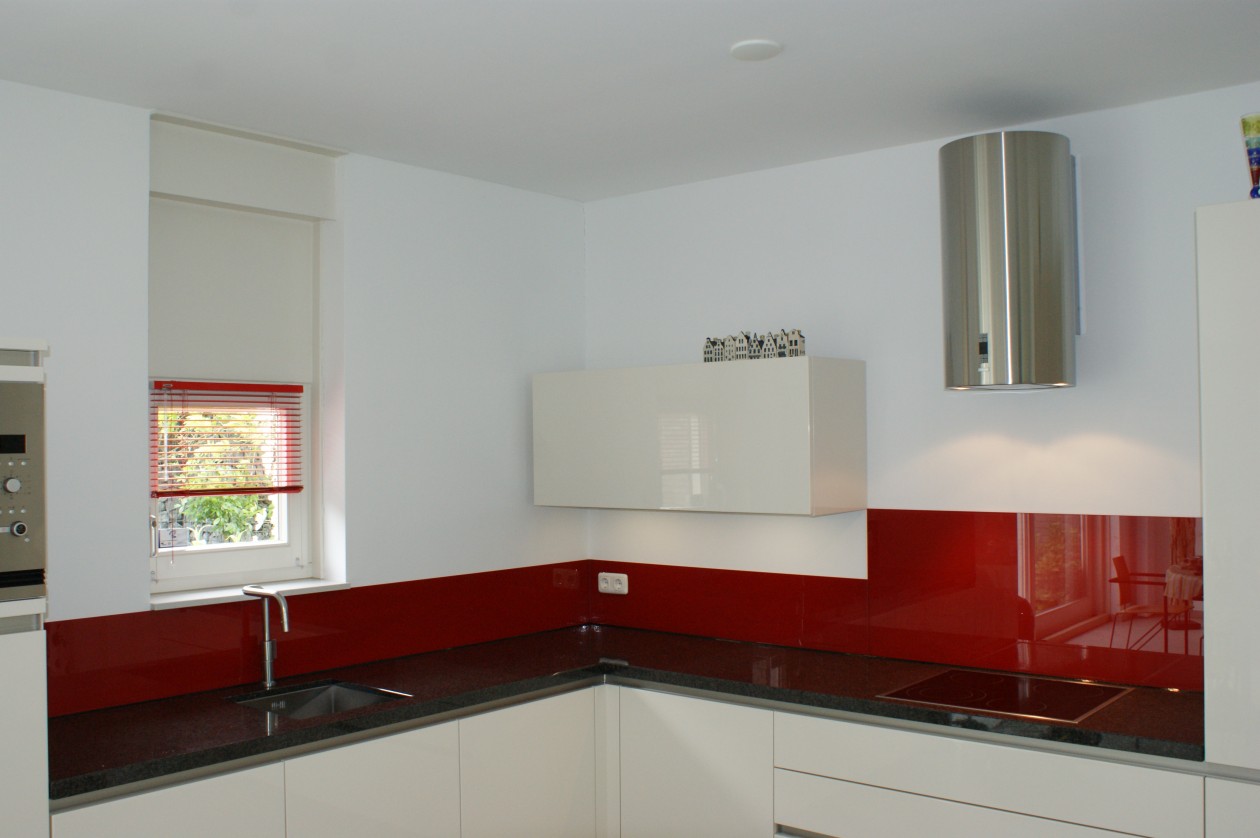 Foto: w3 rood   witte keuken   eigen werk