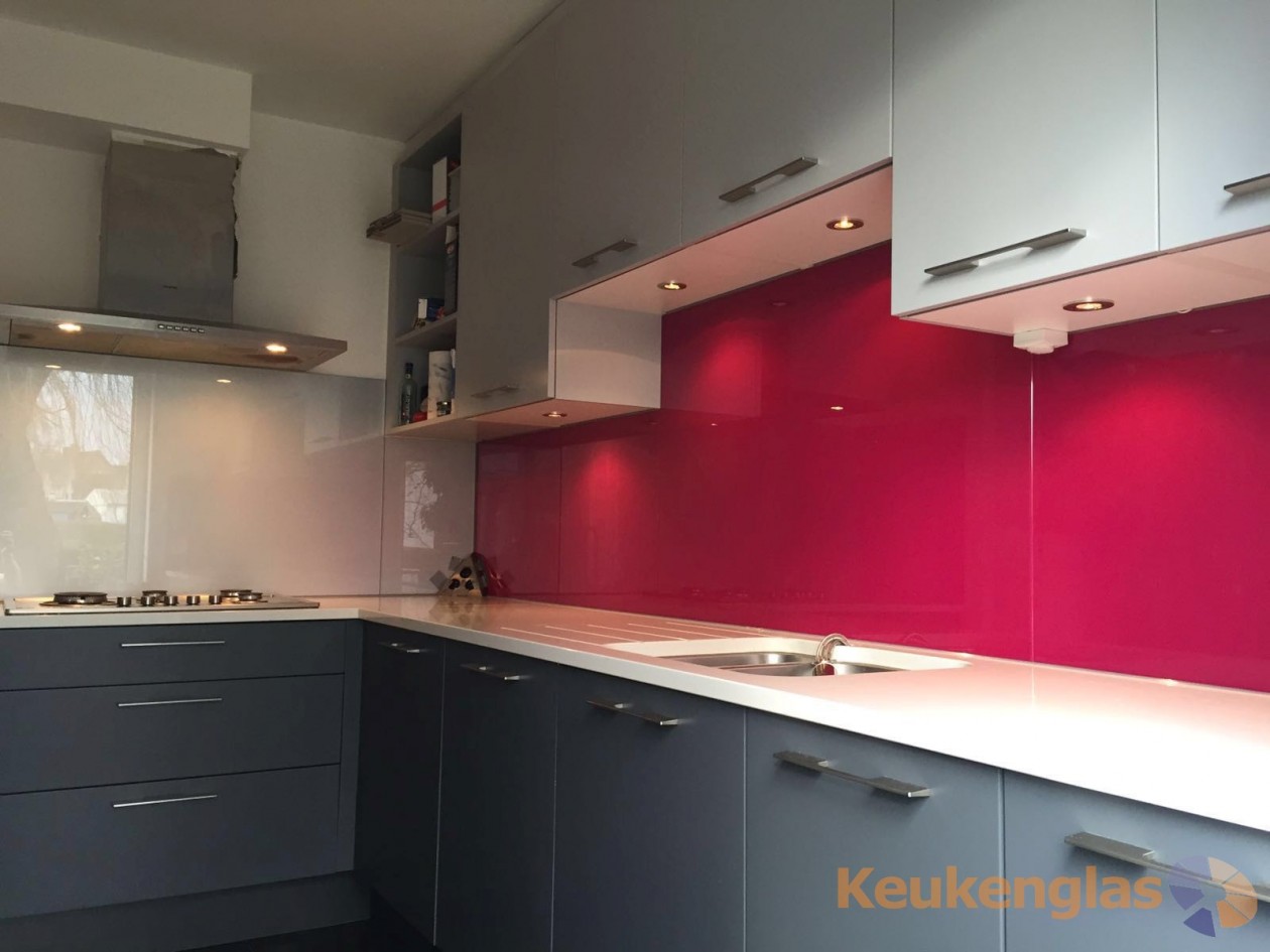 Foto: w3 roze glazen keuken achterwand