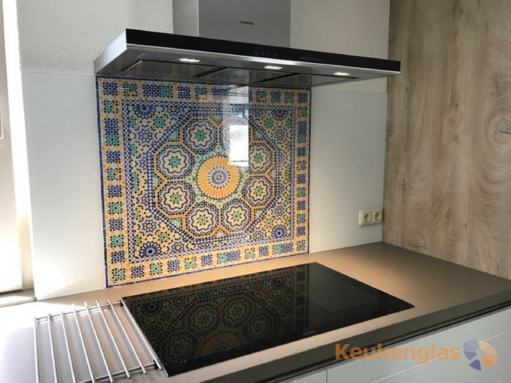 Foto: Hapert witte glas gecombineerd met afbeelding mozaïek