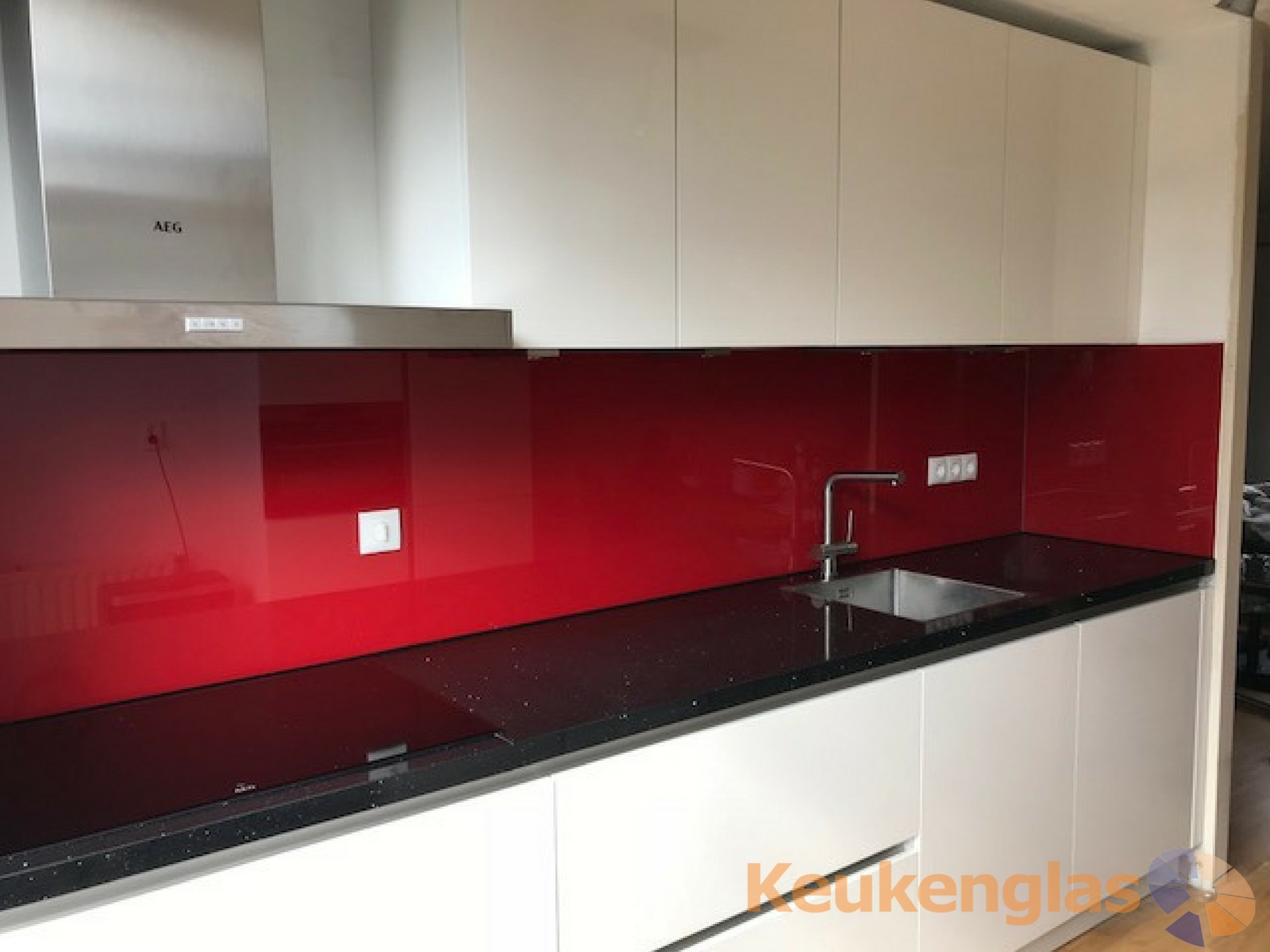 Foto: Hoogland knalrode glazen achterwand witte keuken