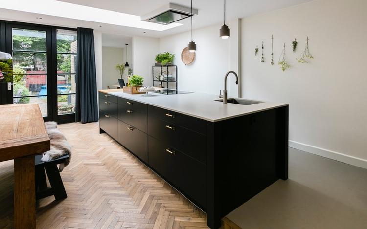 visgraatvloer donkere keuken