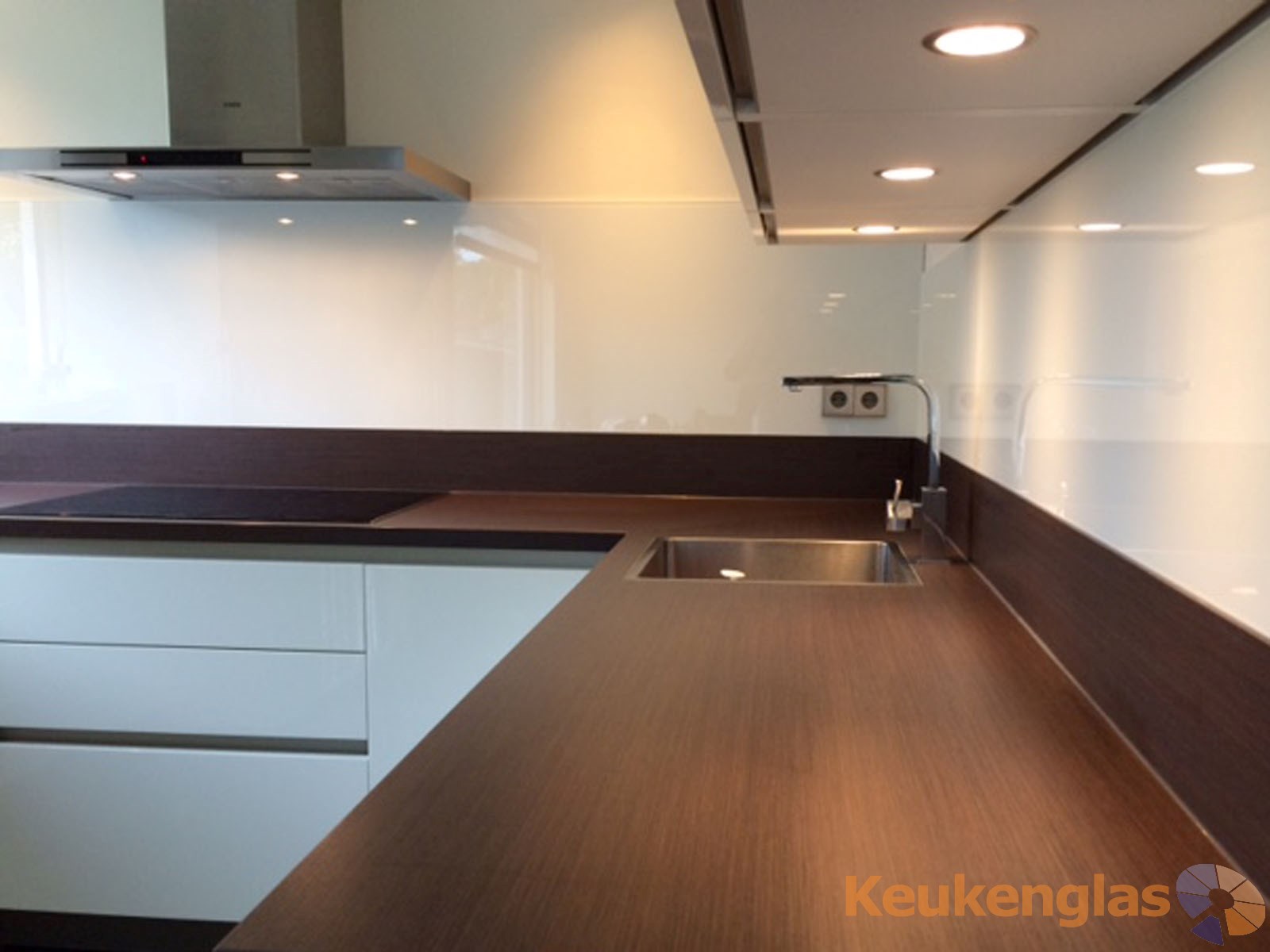 Foto: Witte keuken achterwand van glas Dordrecht 2