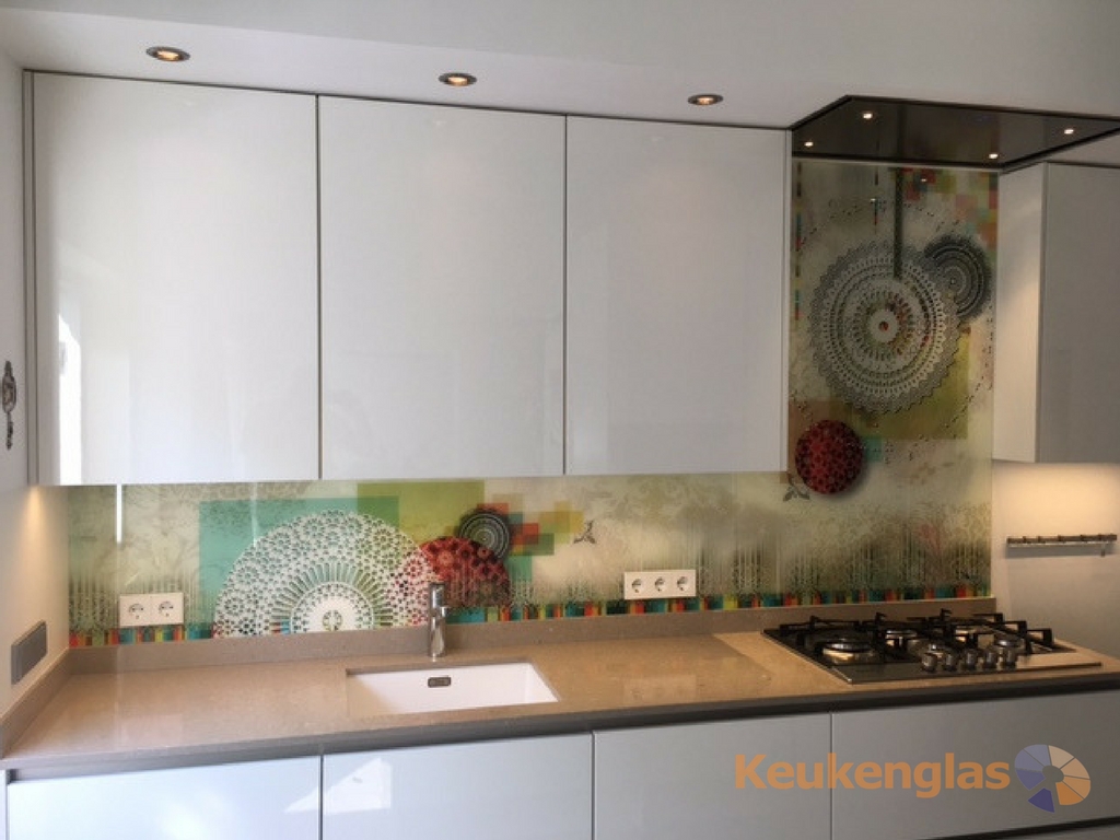 Foto: Print oosters met motief gekleurd glas