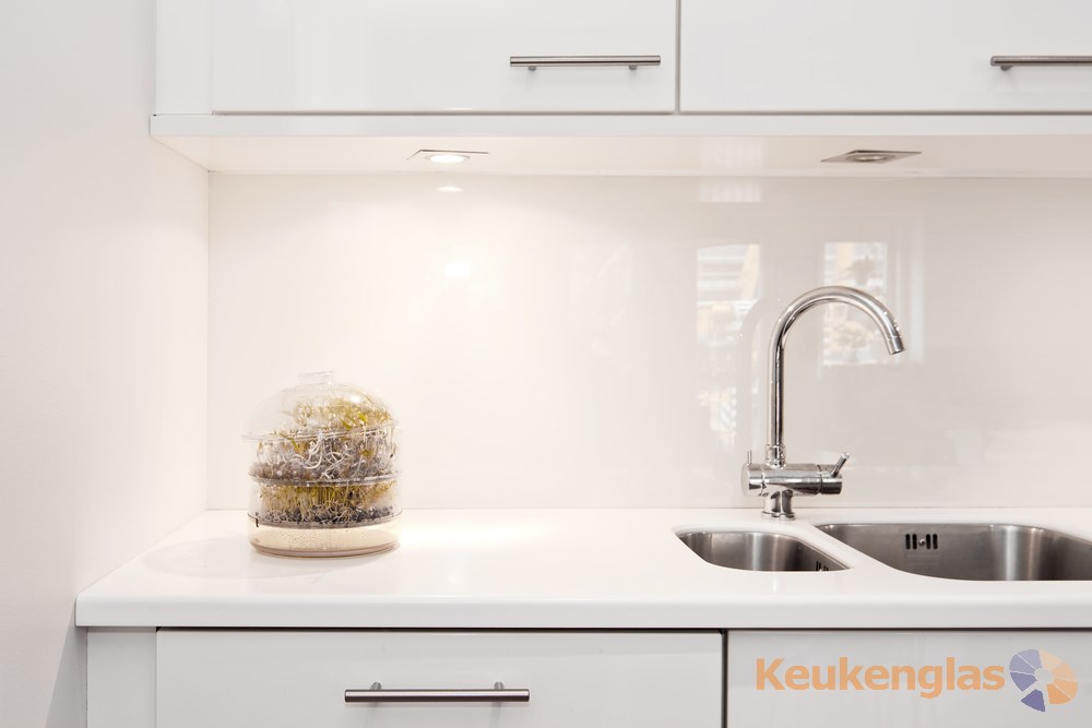 Foto: Witte glazen achterwand