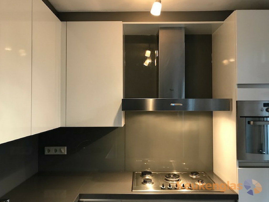 Foto: witte keuken metallic achterwand renovatie