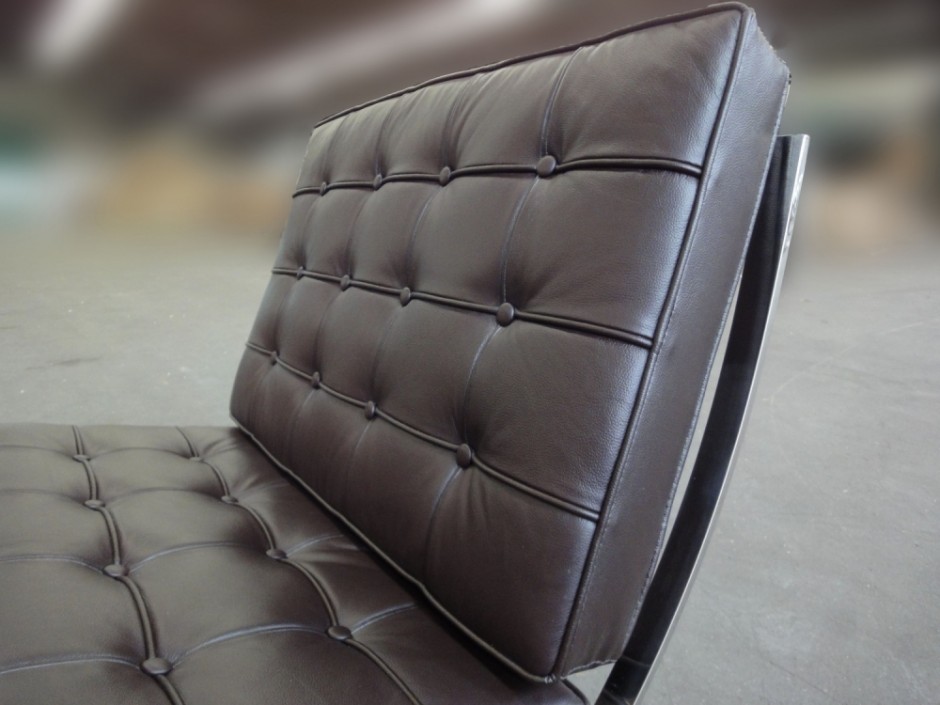 Foto: w3 Barcelona Chair donkerbruin schuin beeld beide kussens