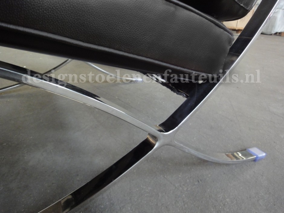 Foto: w3 Barcelona Chair zwart detail zijframe en  zitting design