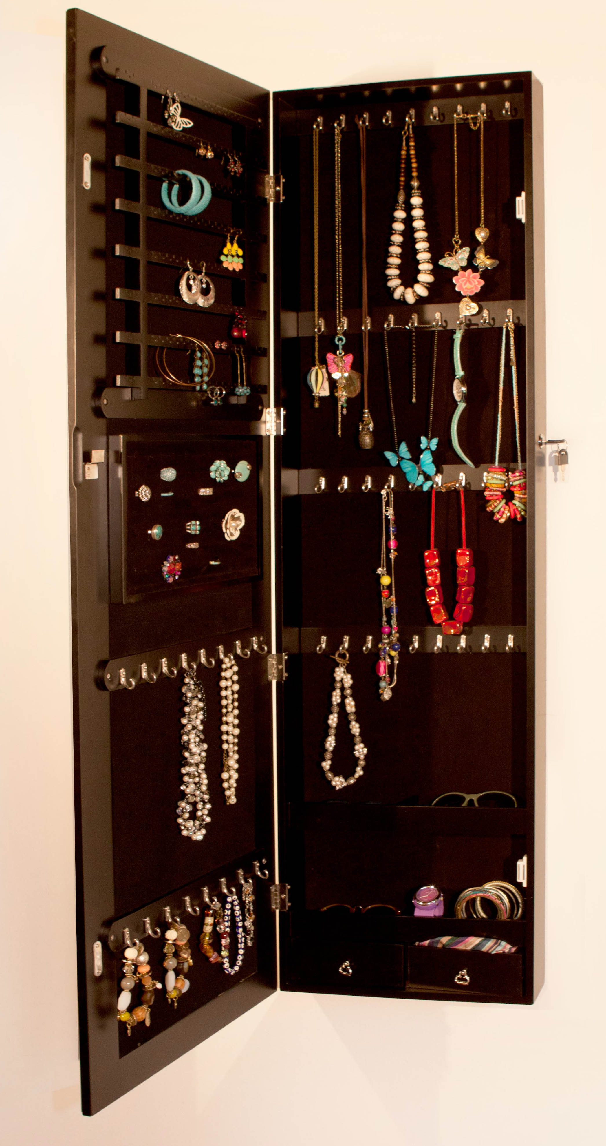 Foto: Sieradenkast Isa zwart bijgesneden