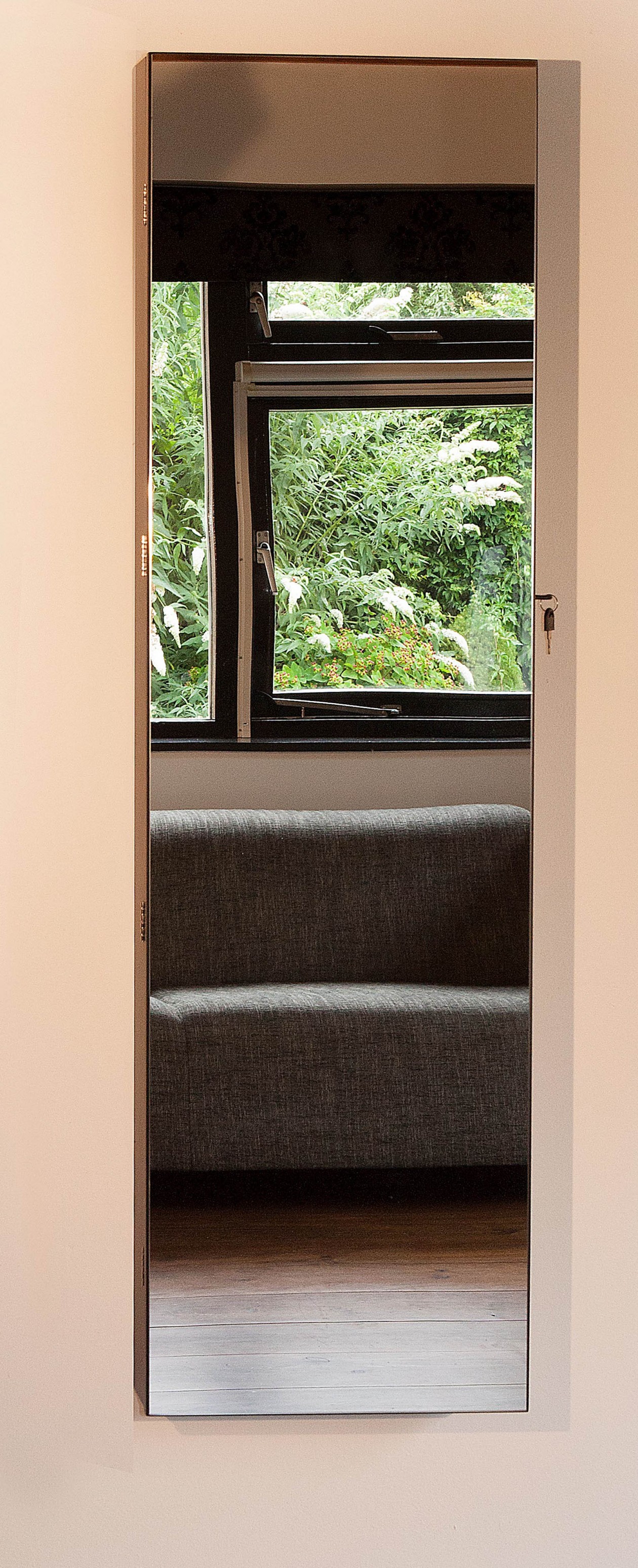 Foto: w3 Sieradenkast Isa zwart voorkant bijgesneden