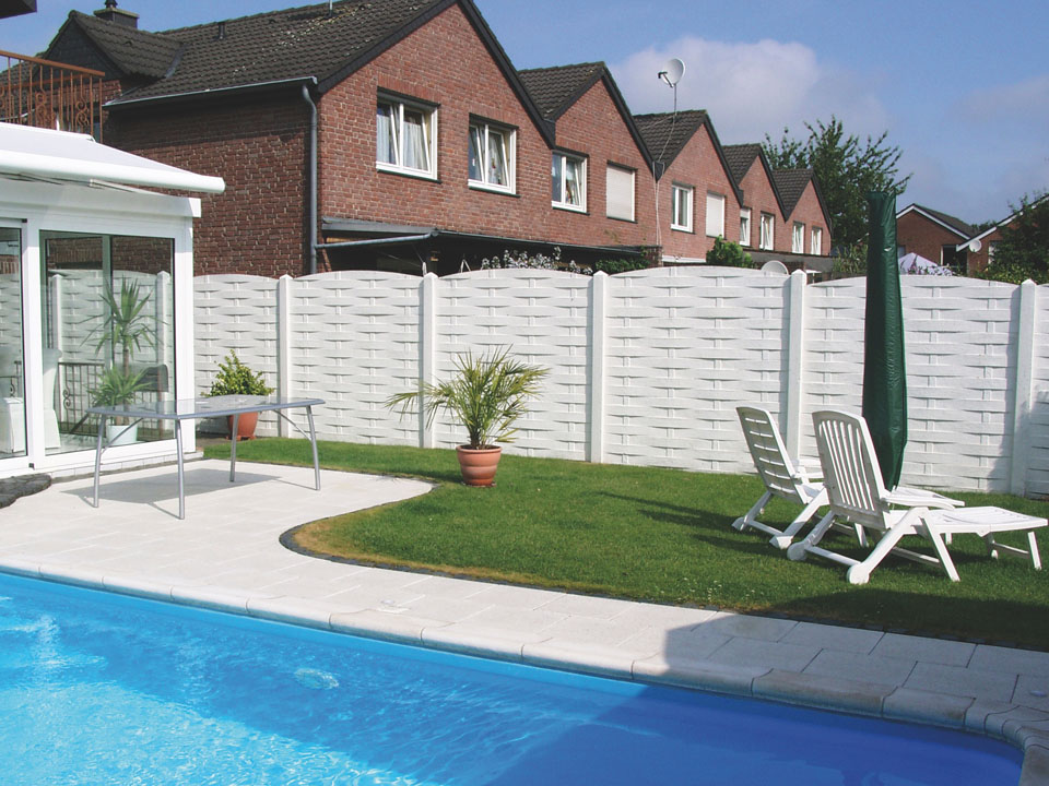 Foto: Betonschutting hout design  vlecht