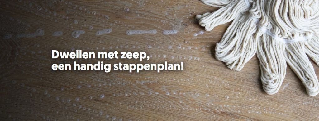 Foto: Dweilen met zeep   Stappenplan voor houten vloeren