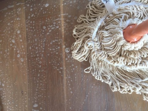 Foto : Houten vloer dweilen zonder strepen? Zo pak je het goed aan