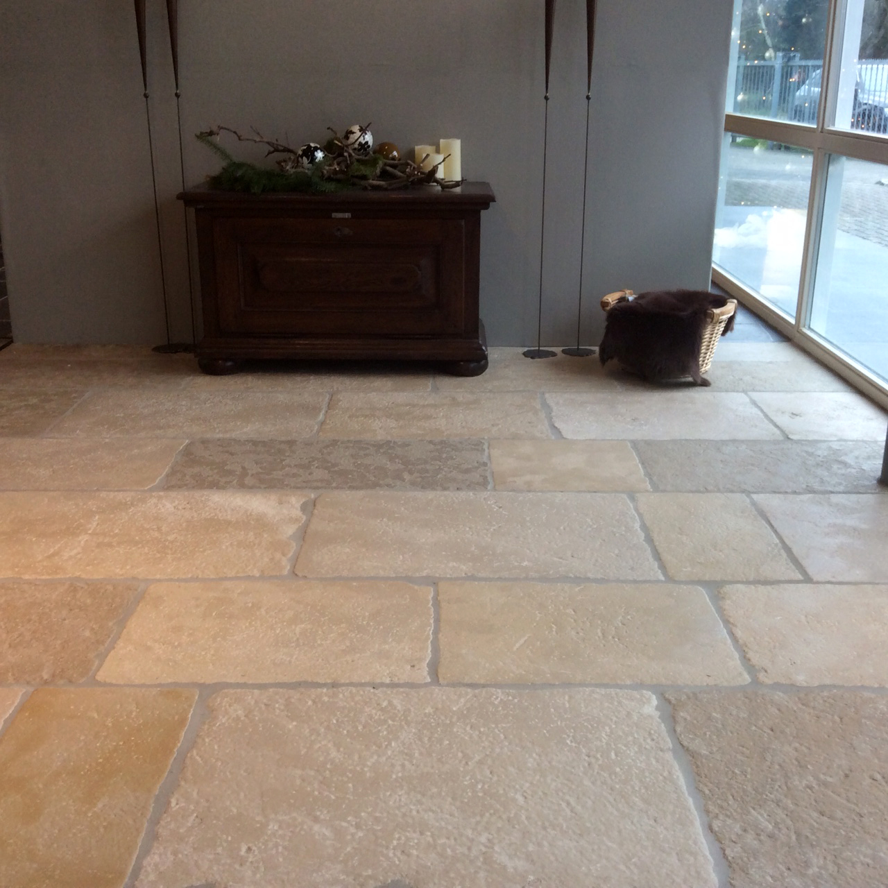 Foto: Nibo Stone natuursteen tegels woonkamer  1 