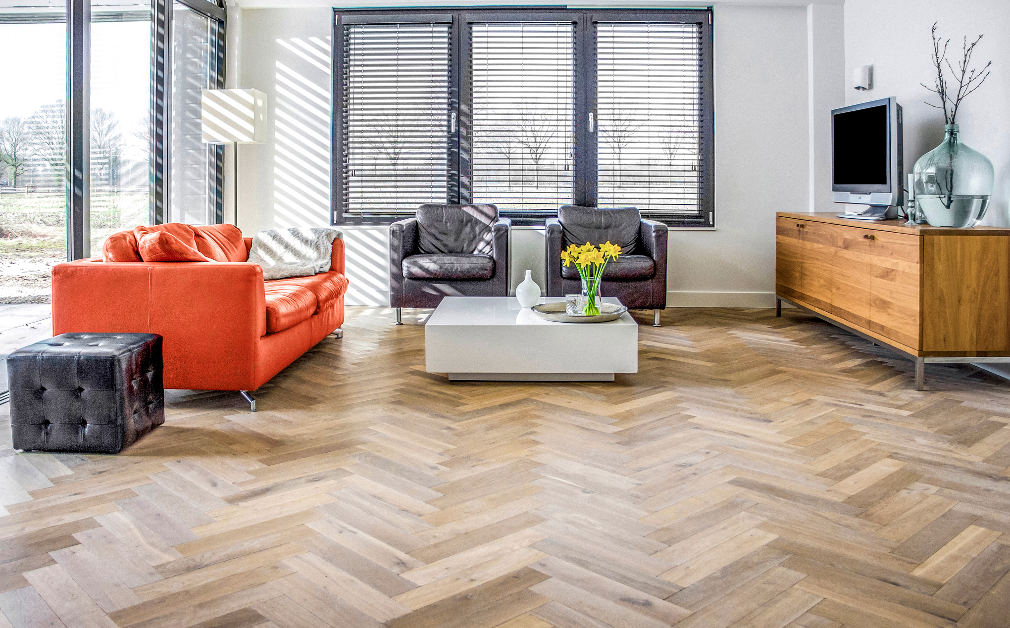 Foto : Gerookte & Verouderde houten vloer gelegd in Visgraat patroon