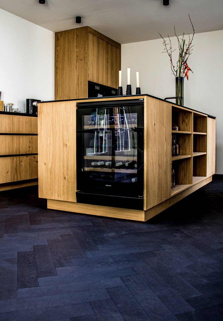 Foto: Woonhuis Groenlo  Mini Dual Eiken Rustiek 10 4 Zwart gebeitst intens black zwart geolied charcoal 2c 20 groot