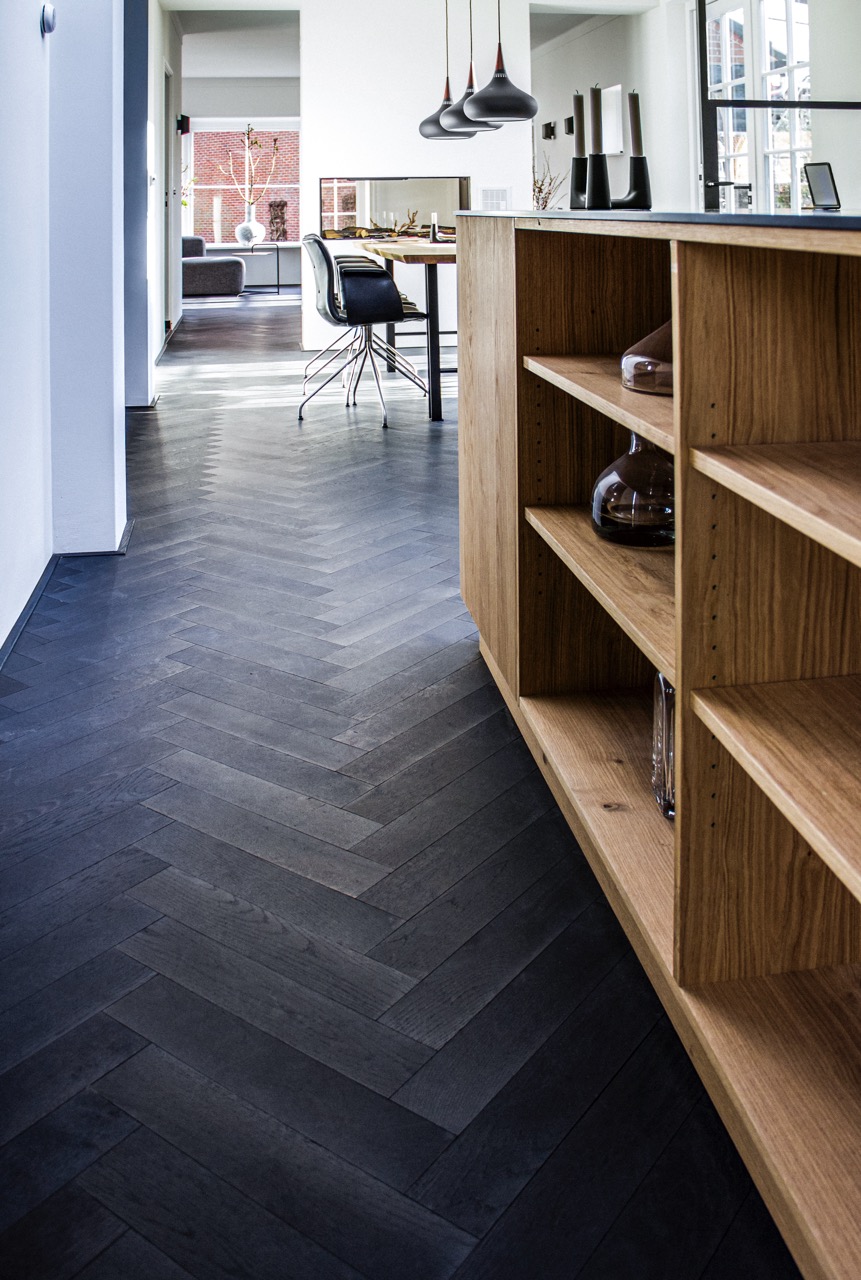 Foto: Woonhuis Groenlo  Mini Dual Eiken Rustiek 10 4 Zwart gebeitst intens black zwart geolied charcoal 2c 24 groot