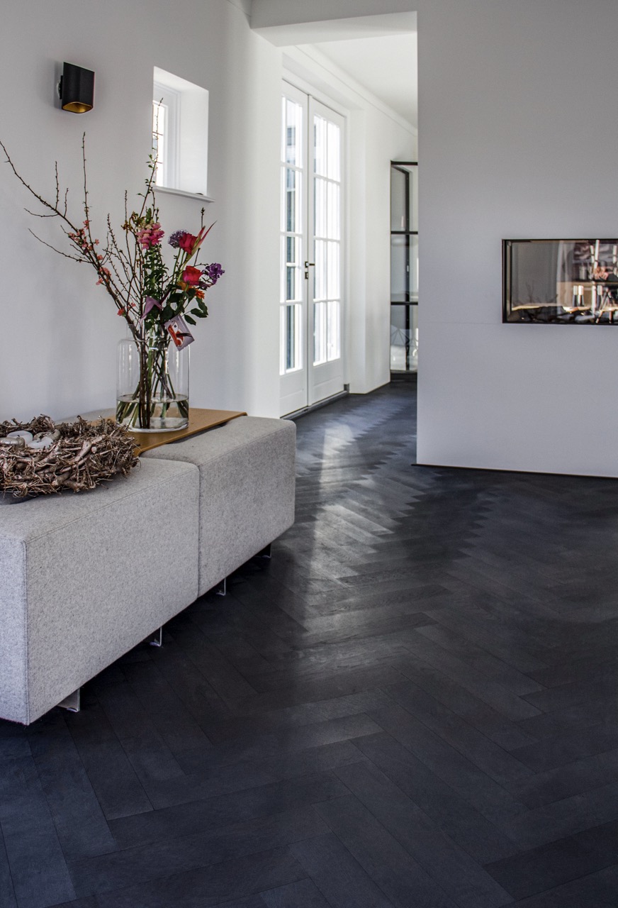 Foto: Woonhuis Groenlo  Mini Dual Eiken Rustiek 10 4 Zwart gebeitst intens black zwart geolied charcoal 2c 7 groot