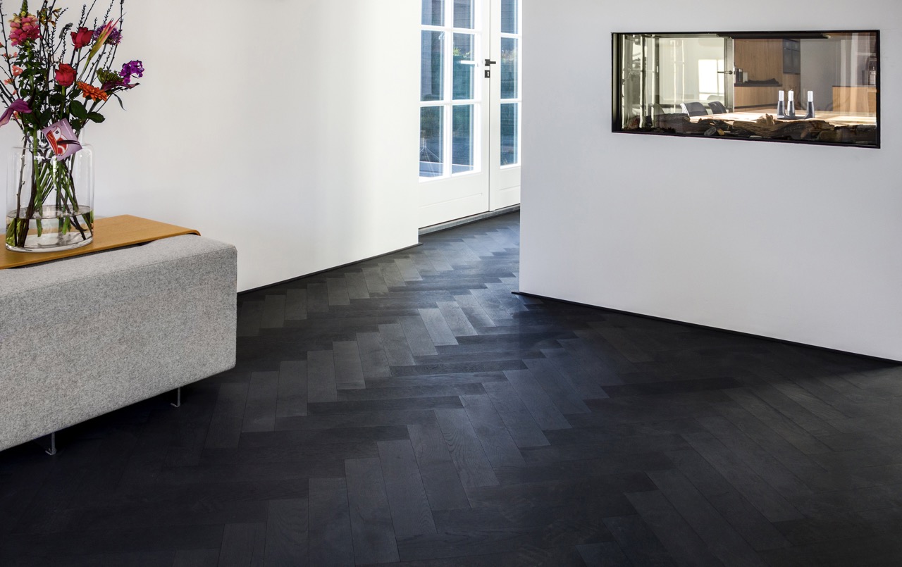 Foto: Woonhuis Groenlo  Mini Dual Eiken Rustiek 10 4 Zwart gebeitst intens black zwart geolied charcoal 2c 9 groot