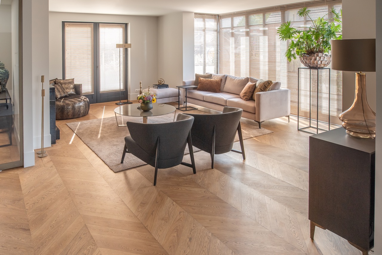 Houten Hongaarse punt vloer in moderne woning - - - WONEN.nl