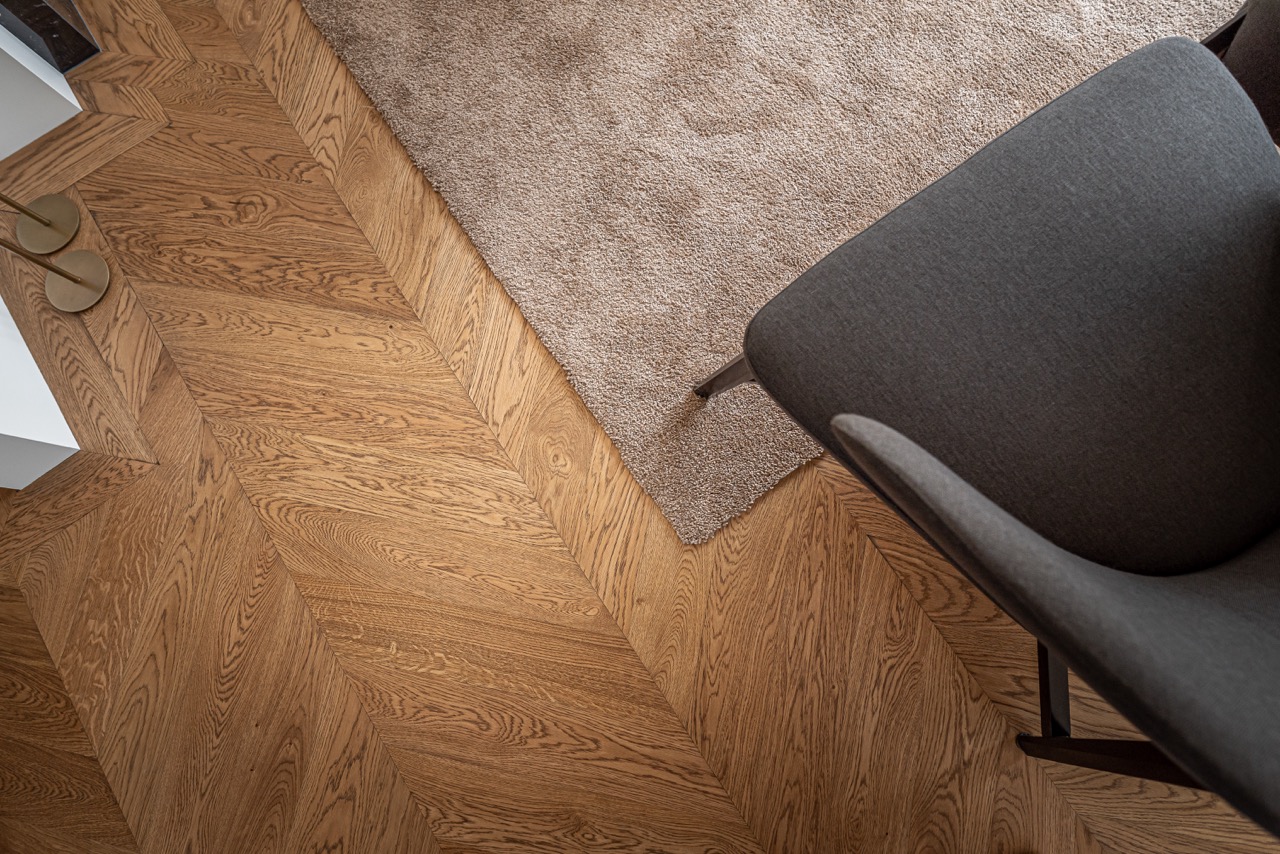 Houten Hongaarse punt vloer in moderne woning - - - WONEN.nl