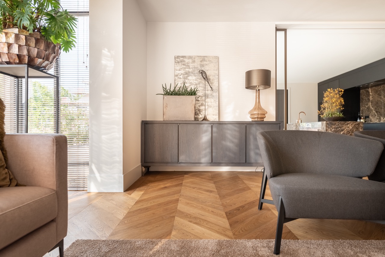 Houten Hongaarse punt vloer in moderne woning - - - WONEN.nl