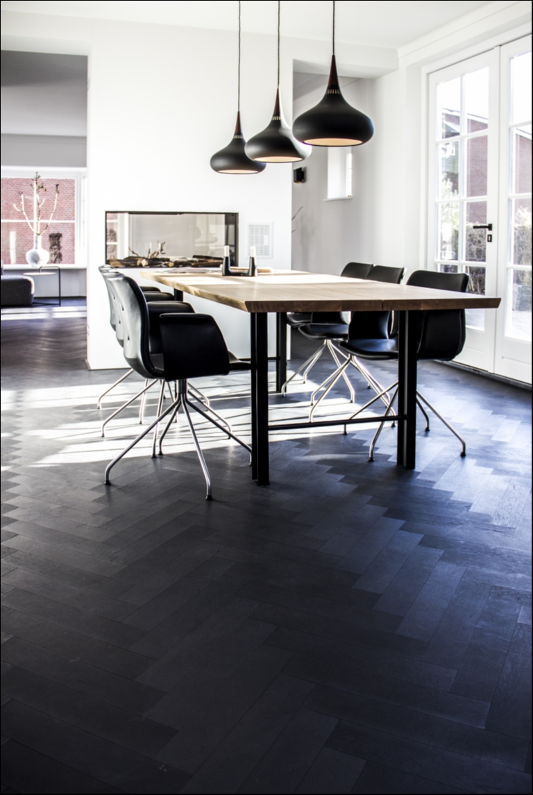 Foto: Woonhuis Groenlo  Mini Dual Eiken Rustiek 10 4 Zwart gebeitst intens black zwart geolied charcoal 2c 15