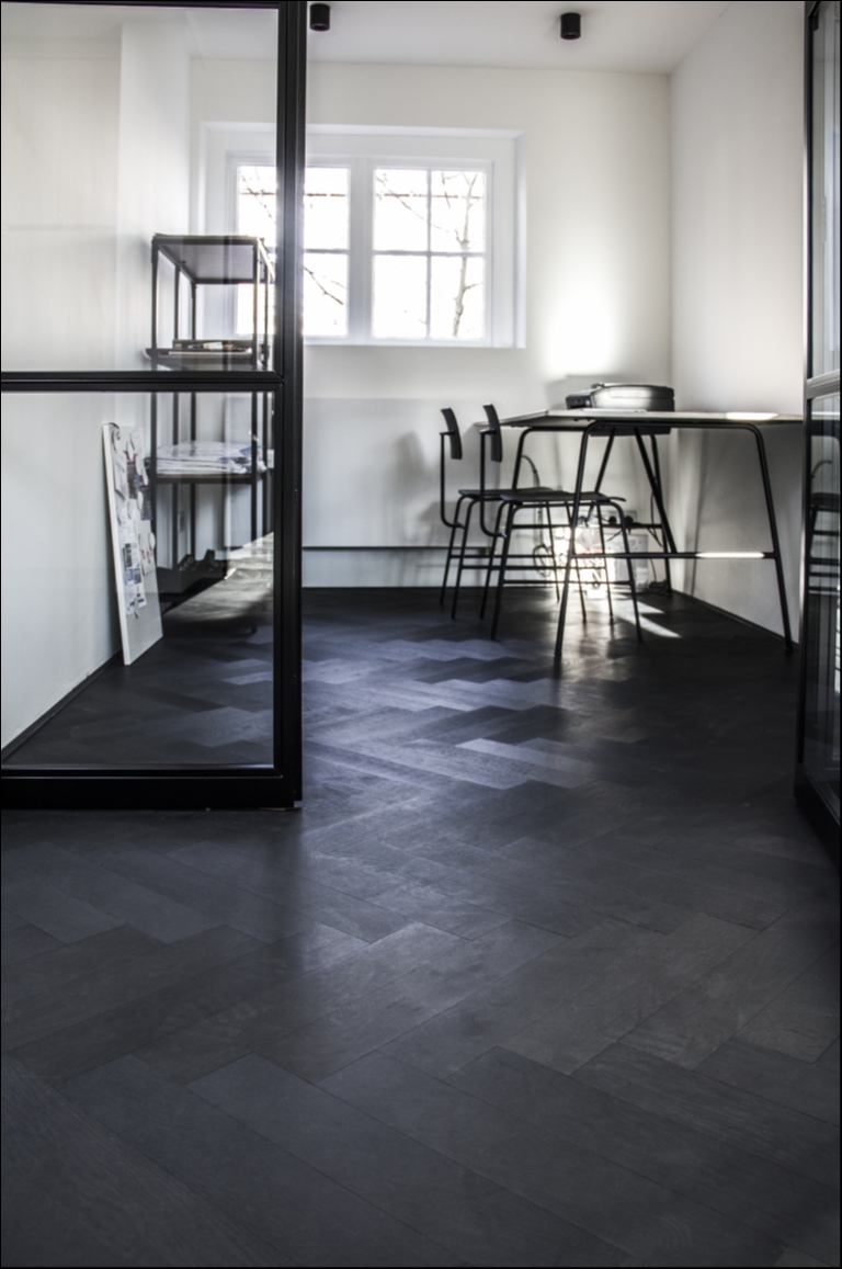 Foto: Woonhuis Groenlo  Mini Dual Eiken Rustiek 10 4 Zwart gebeitst intens black zwart geolied charcoal 2c 17