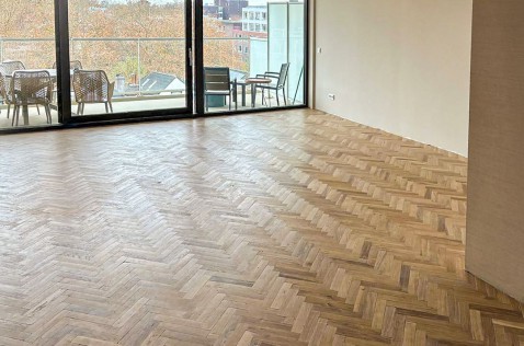 Foto : Hoe een massieve visgraat- of blokpatroonvloer je interieur transformeert