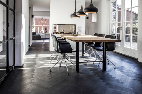 Foto : Zwarte houten visgraat vloer in moderne en luxe woning