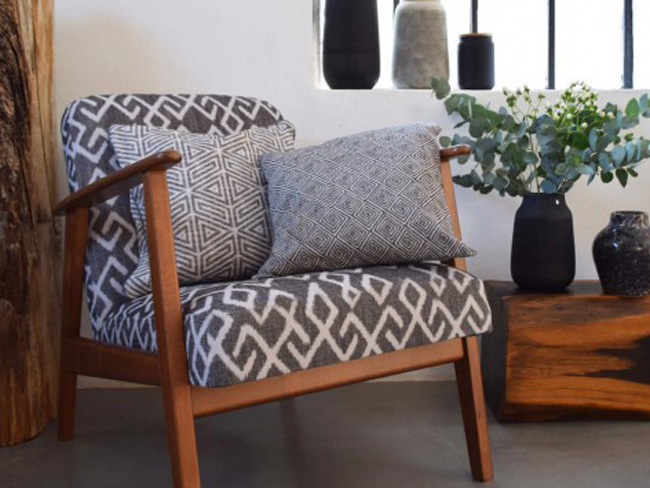 Onwijs DIY: zo kun je heel makkelijk zelf een stoel stofferen - meubels EF-42